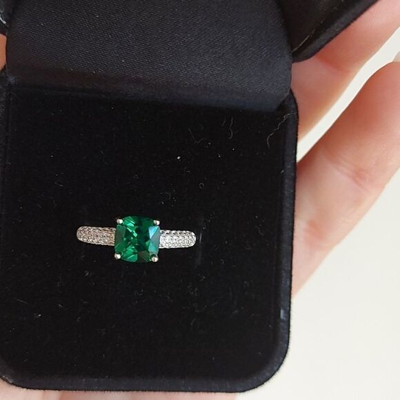 1.45 Carat Emerald Sterling Silver Ring - Picture 5 of 9